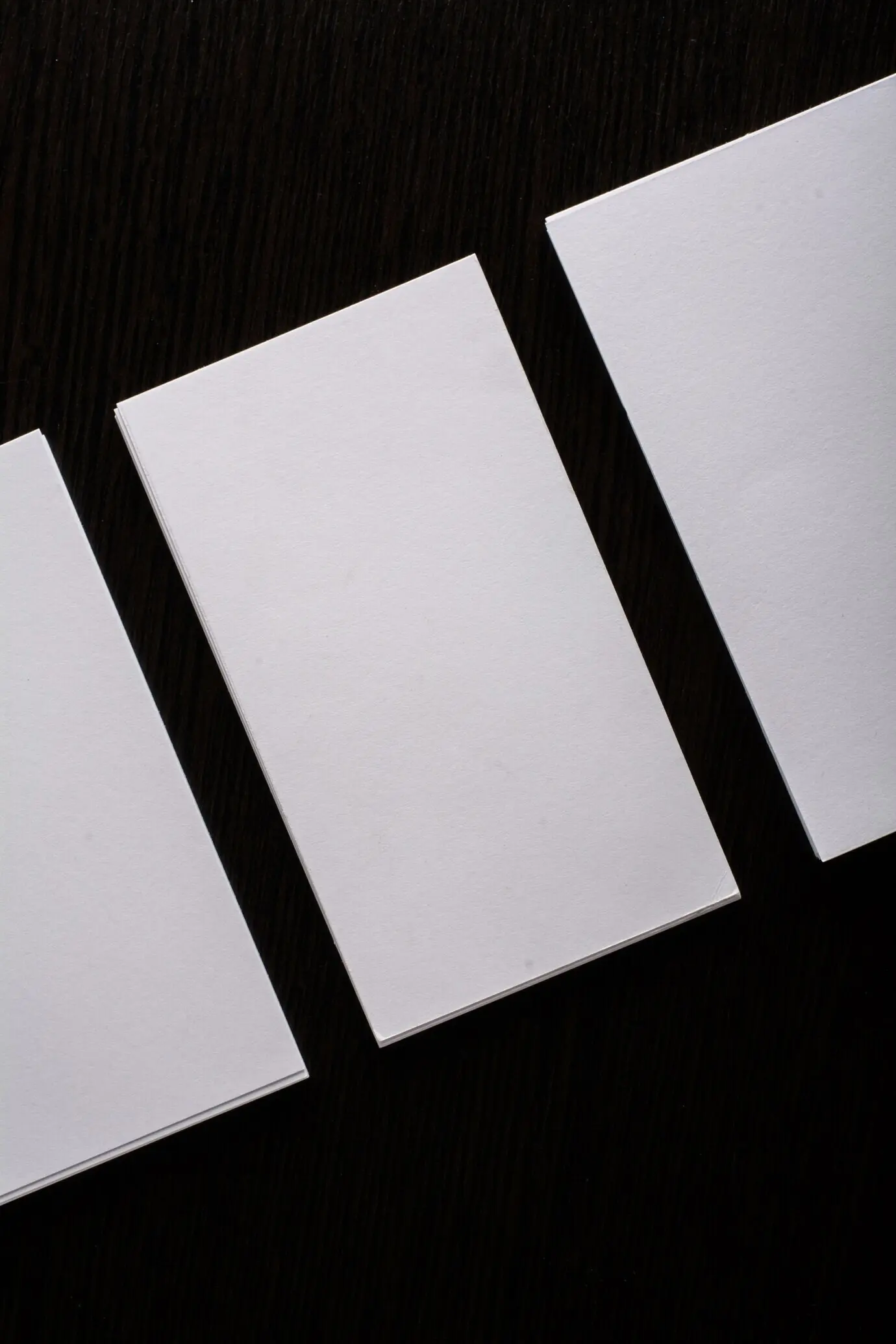 Präsentation einer leeren weißen Visitenkarte der Corporate Identity vor Holzhintergrund.