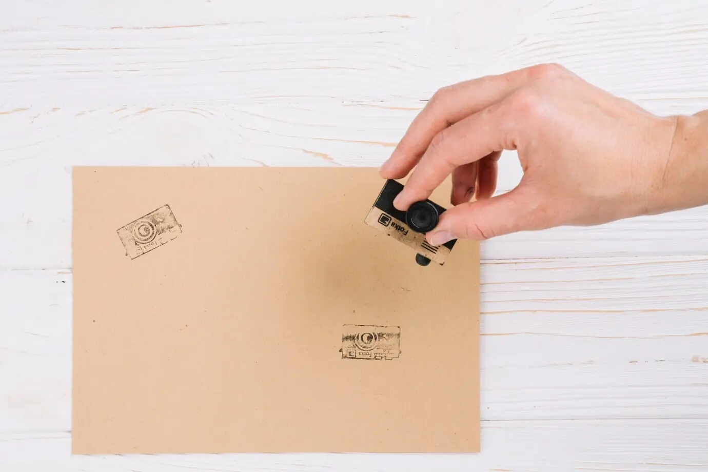 Kamerastempel auf Papier in Draufsicht.